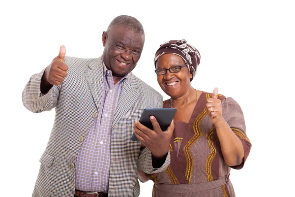 Pareja africana mayor con tableta pc — Foto de Stock