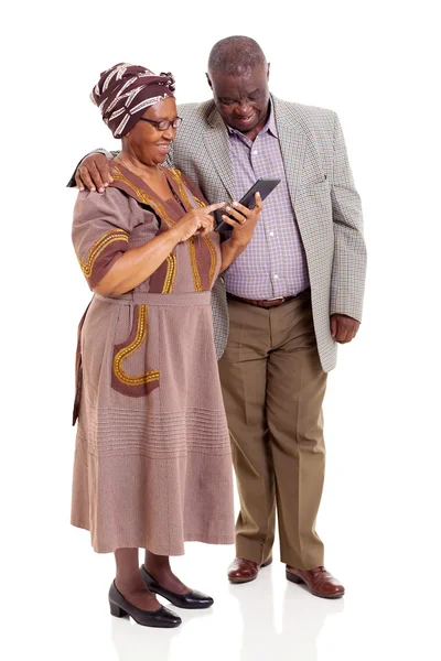 Pareja de adultos mayores de África utilizando tableta — Foto de Stock