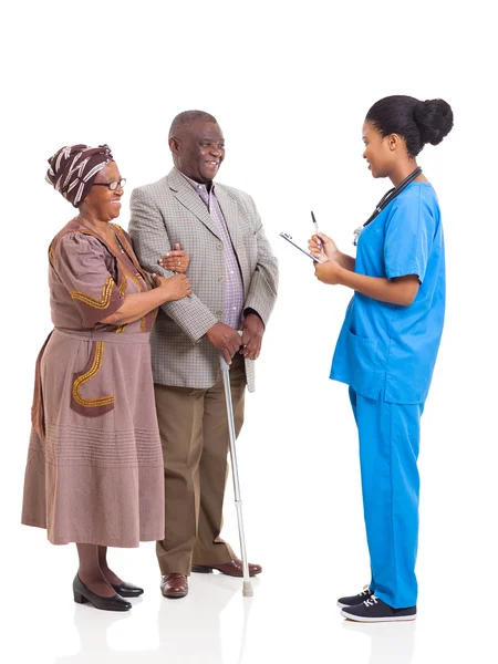 Jovem enfermeira médica africana e idoso casal paciente — Fotografia de Stock