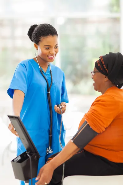 Infermiere medico africano e paziente anziano — Foto Stock