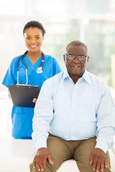 Paciente afro-americano sênior em consultório médico — Fotografia de Stock