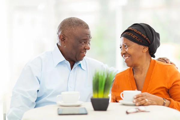 Senior afrikanisches Paar entspannt zu Hause — Stockfoto