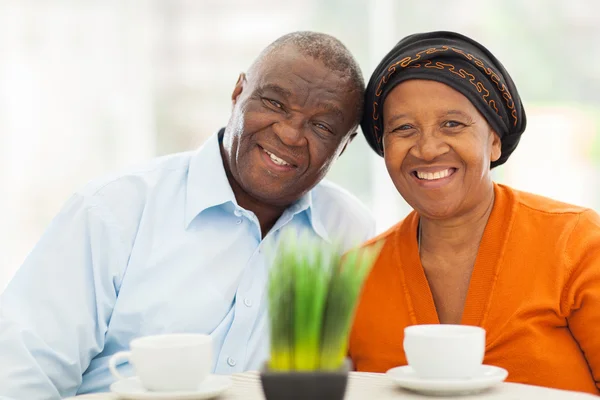 Lindo senior africano pareja en casa —  Fotos de Stock