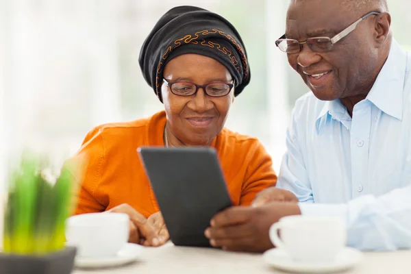 Oudere Afrikaanse echtpaar met behulp van tablet pc — Stockfoto