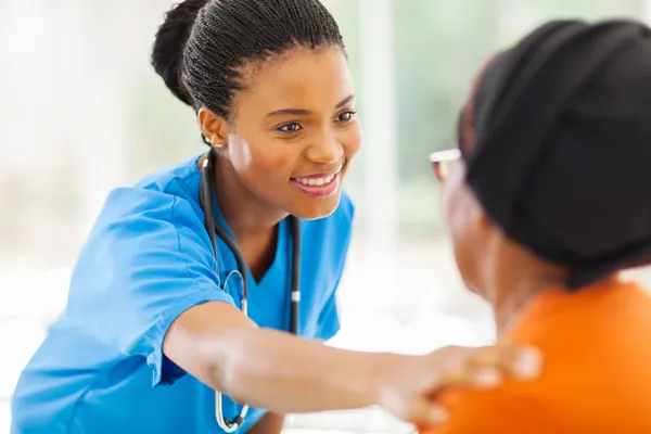 Infirmière médicale africaine réconfortant patient âgé Images De Stock Libres De Droits