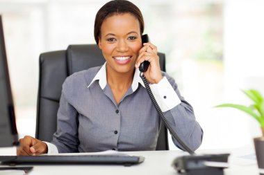 Afro-Amerikan işkadını sabit telefon kullanma