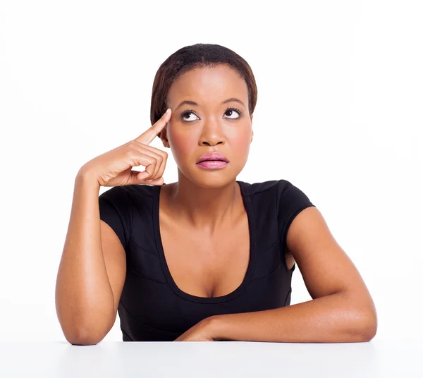 Pensativa mujer de negocios afroamericana mirando hacia arriba —  Fotos de Stock