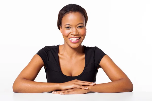 Joven afro americana mujer mirando a la cámara — Foto de Stock