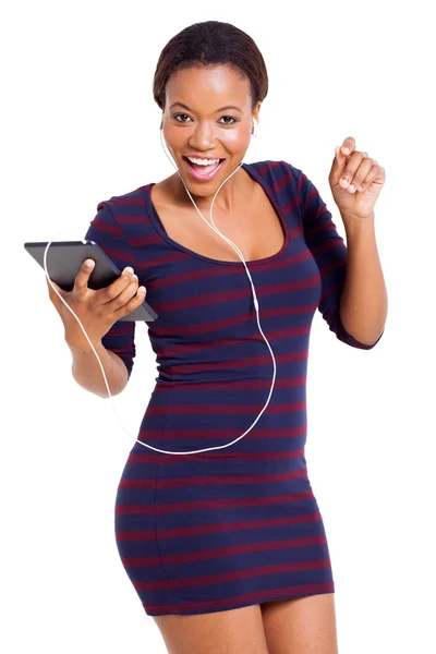 Mujer africana joven escuchando música — Foto de Stock