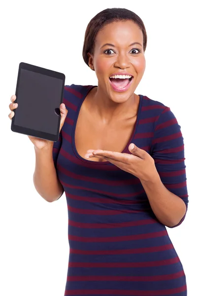 Młoda kobieta prezentacji komputera typu tablet — Zdjęcie stockowe