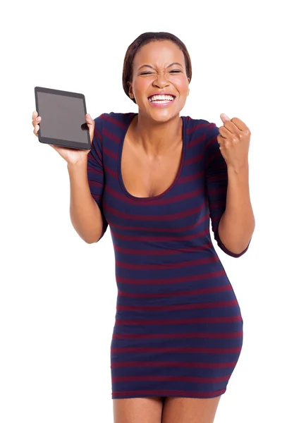 Mulher africana feliz com computador tablet — Fotografia de Stock