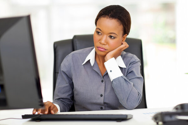 Задумчивая американская бизнесвумен из Африки
