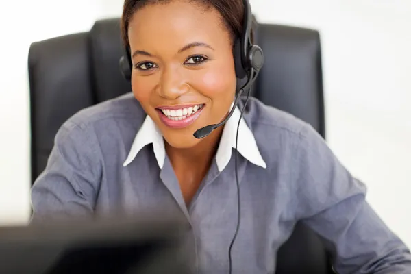 Giovane rappresentante del call center africano — Foto Stock