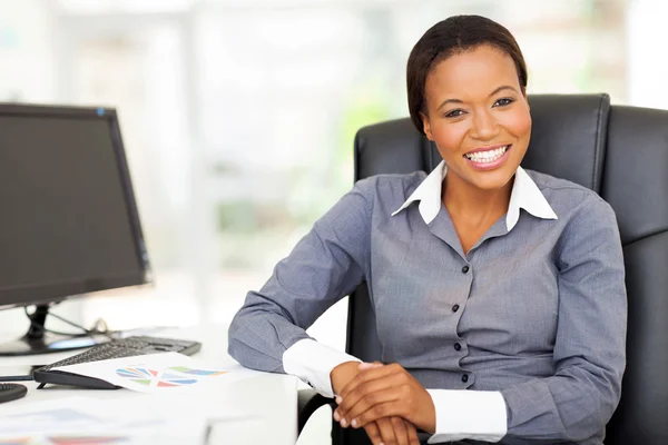 Femme d'affaires africaine assise au bureau — Photo