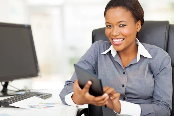 Femme d'affaires africaine utilisant une tablette informatique au bureau — Photo