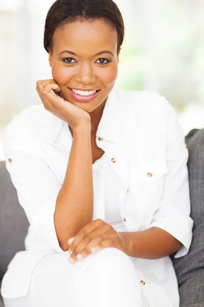 Afrikaanse Amerikaanse vrouw om thuis te zitten — Stockfoto