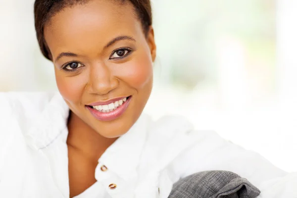 Afro-américaine femme gros plan portrait — Photo