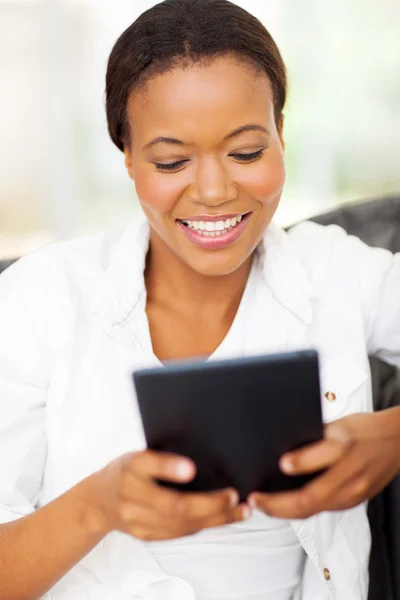 Młody african american kobieta przy użyciu komputera typu tablet — Zdjęcie stockowe