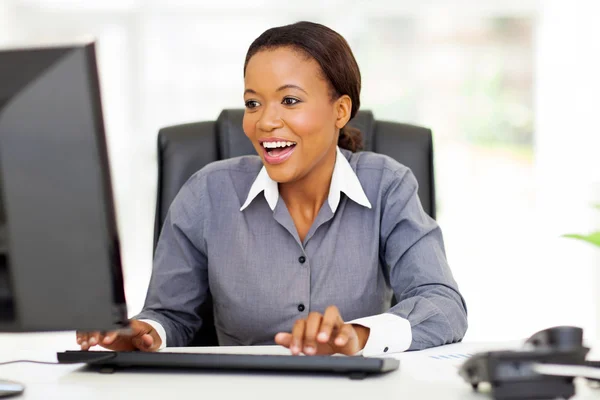 Afro-Amerikaanse zakenvrouw werken in office Rechtenvrije Stockfoto's