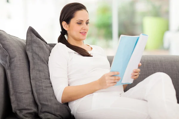 Femme enceinte lisant un livre — Photo
