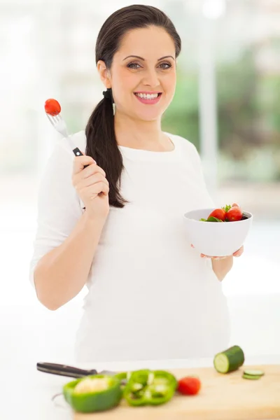 Donna incinta mangiare insalata di verdure — Foto Stock