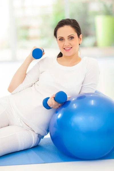 Jeune femme enceinte faisant de l'exercice avec haltères — Photo