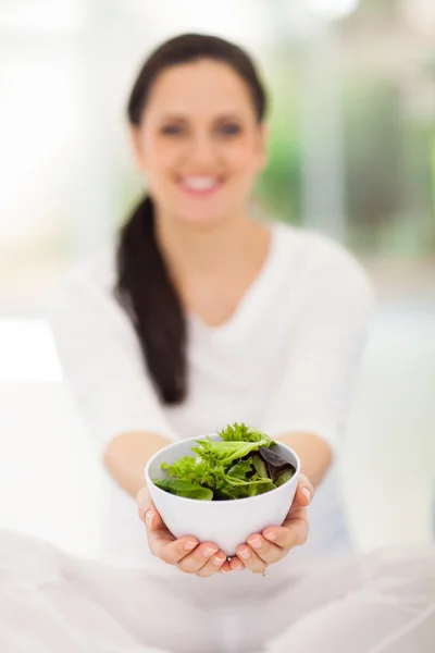 Mujer embarazada sosteniendo ensalada verde —  Fotos de Stock