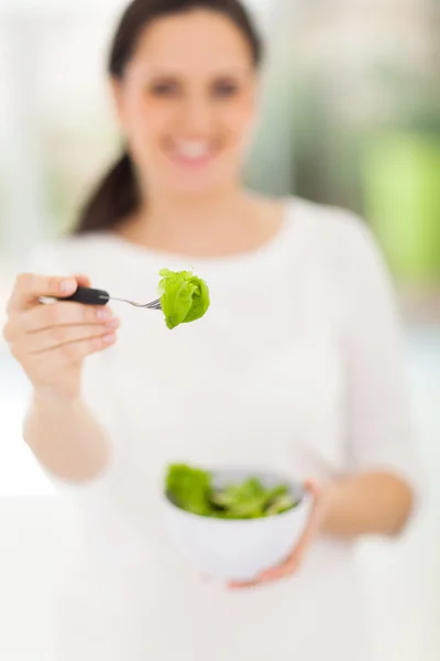 Vrouw geven verse groene salade — Stockfoto