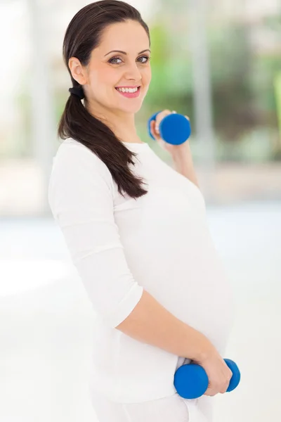 Velmi těhotná žena cvičit s činkami — Stock fotografie
