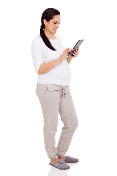 Femme enceinte avec ordinateur tablette — Photo