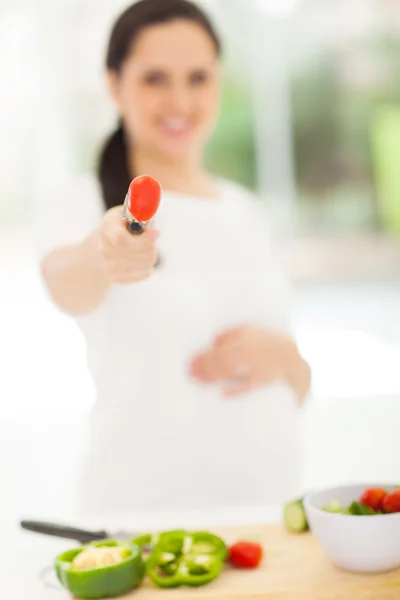 Беременная женщина дарит свежие помидоры — стоковое фото