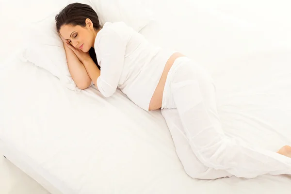 Overhead view of pregnant woman sleeping — Stock Photo, Image