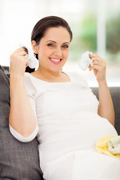 Zwanger vrouw met baby schoenen — Stockfoto