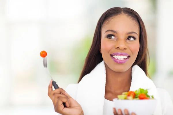 Mulher negra comendo salada de legumes — Fotografia de Stock