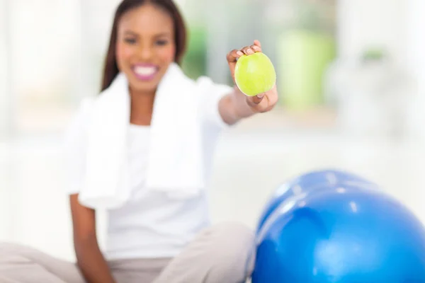 Afrikanerin hält einen Apfel in der Hand — Stockfoto