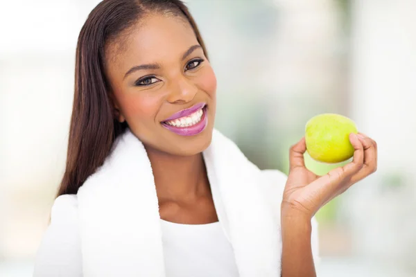 Afrikanerin hält einen Apfel in der Hand — Stockfoto