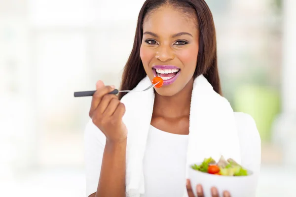 Afroamerikanska kvinna äta sallad — Stockfoto