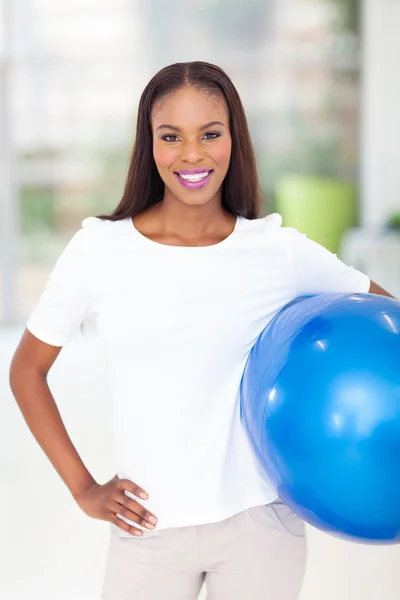 Mulher africana americana segurando bola de fitness — Fotografia de Stock