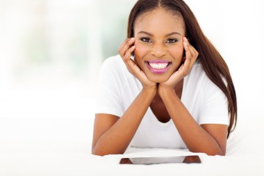 Afro Amerikalı kadın yatakta tablet pc ile
