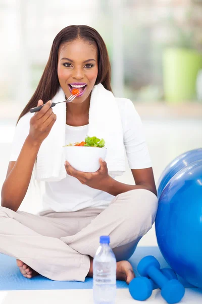 Mujer afroamericana comiendo ensalada —  Fotos de Stock