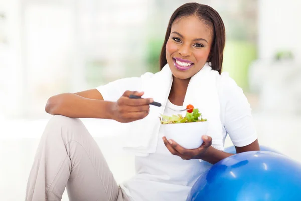 Mujer africana joven comiendo ensalada verde vegetal —  Fotos de Stock