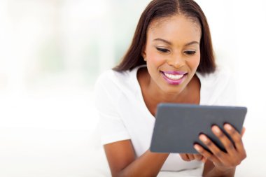 tablet bilgisayar kullanan siyah kadın