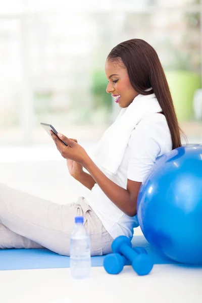 Mujer afroamericana usando tableta — Foto de Stock