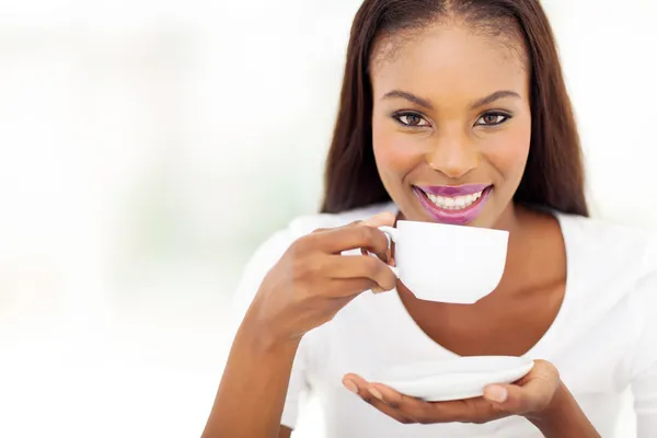 Afro-américaine femme boire du café — Photo