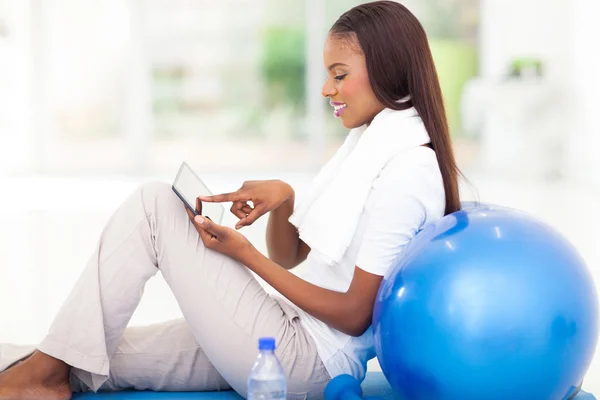 Young african woman using tablet compter — Stock Photo, Image
