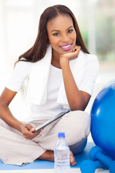 Afrikanisch amerikanisch frau im die fitnessstudio — Stockfoto
