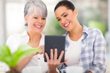 Kıdemli anne kızıyla tablet bilgisayar kullanma