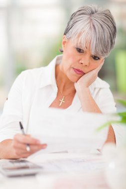 Onun faturalarını ödeyen kadın kıdemli vurguladı