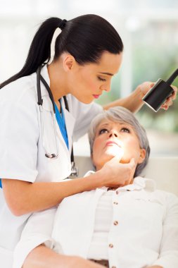 Orta teftiş dermatolog hastanın cilt yaşlı