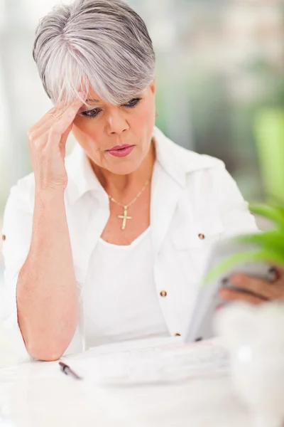 Mujer de mediana edad haciendo el pago —  Fotos de Stock